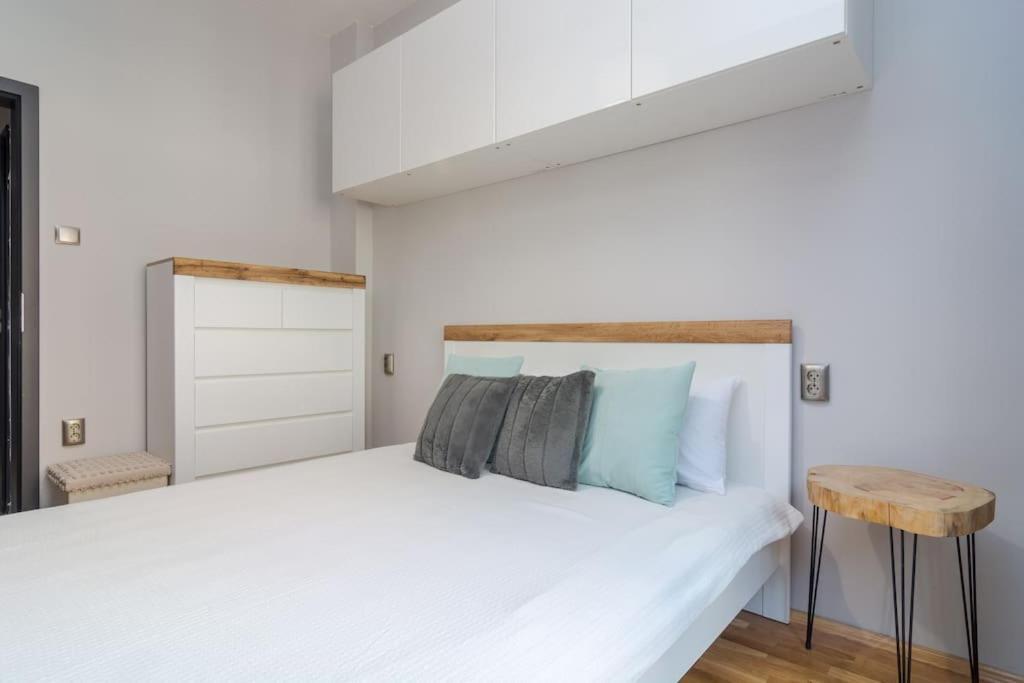Апартаменти Modern Design 1 Bdrm, 4 Guests, Cente, Near Parliament, Self Check-in Софія